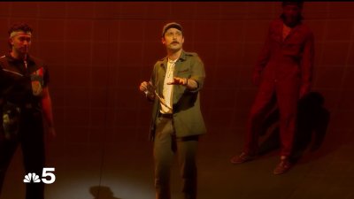 “42 balloons”: a true 80s-inspired musical takes flight at Chicago Shakespeare Theater